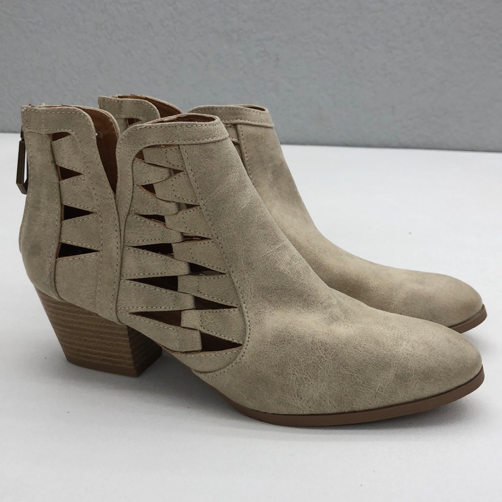 Qupid Weathered Cream Faux Leather Booties Women’s size 8